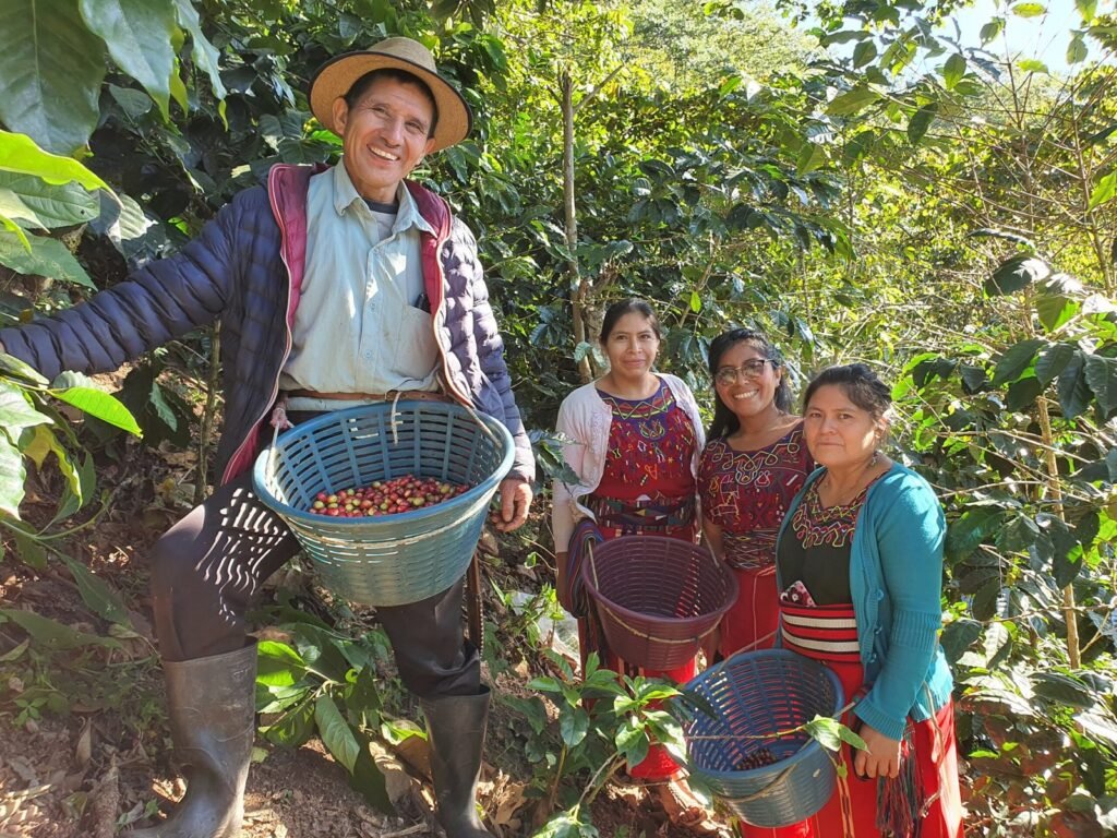 Familias productoras de FECCEG y Kishé Coffee Shop